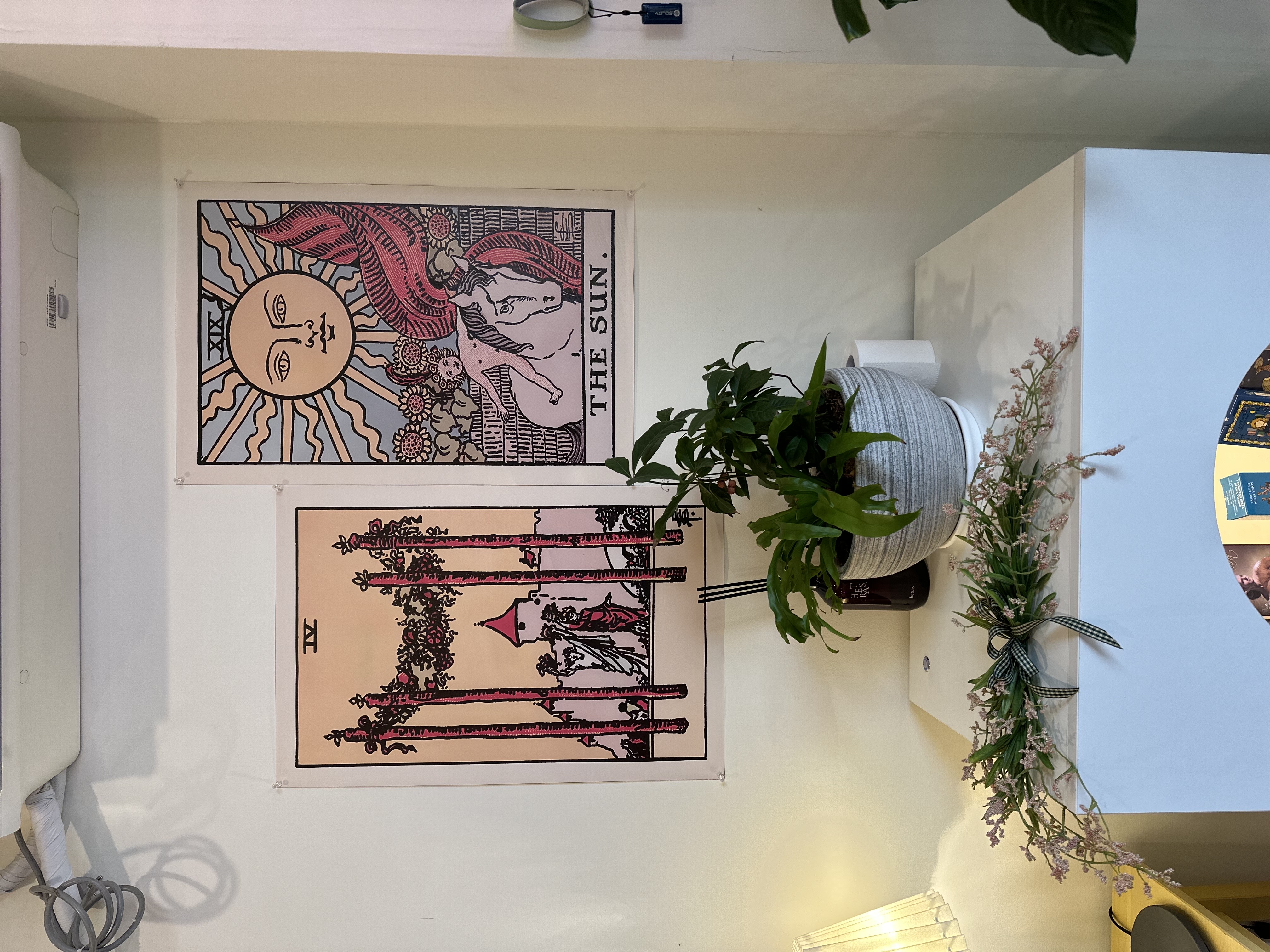 매장 인테리어 타로 카드 장식