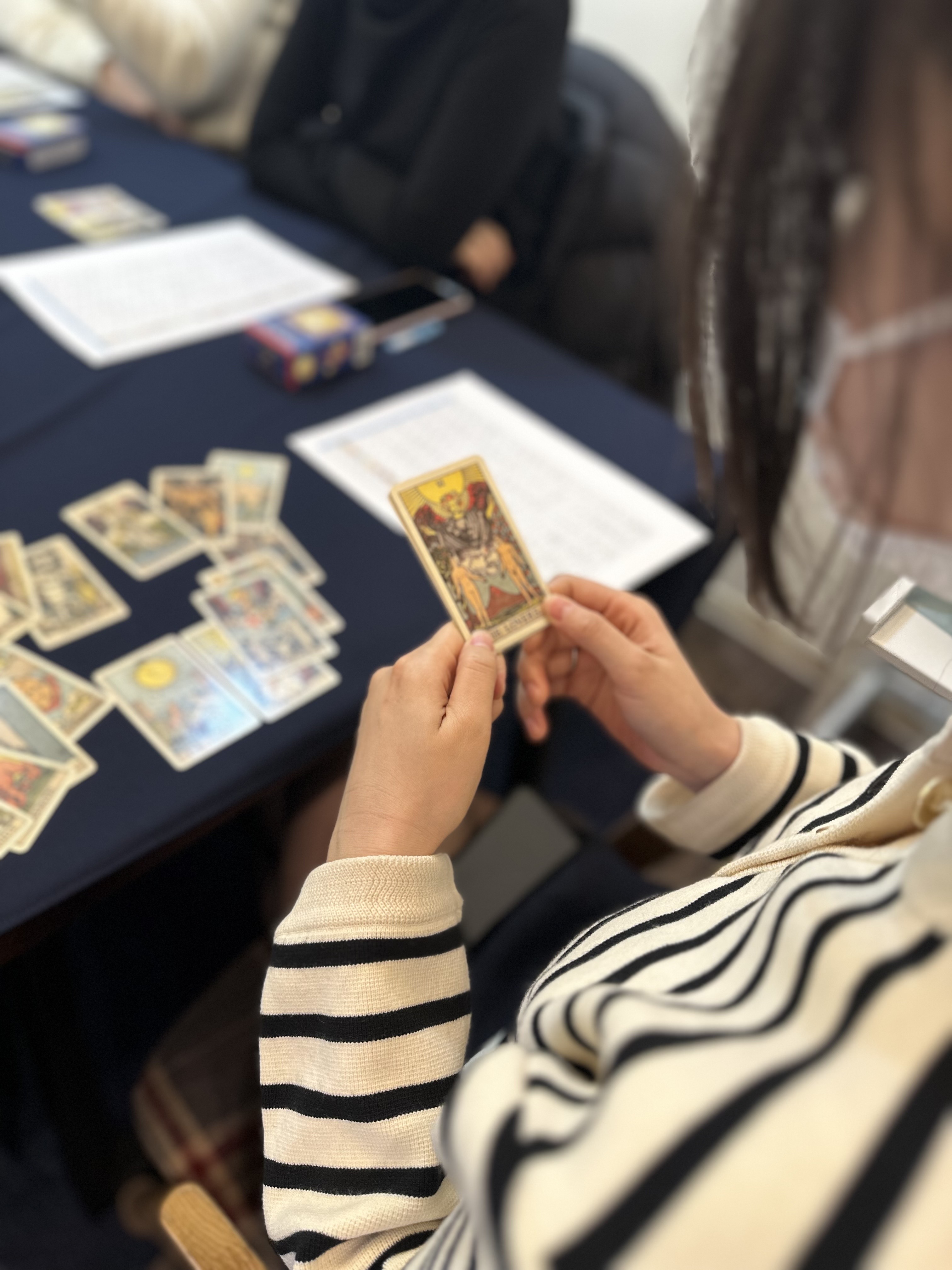 타로 카드를 들고 있는 모습